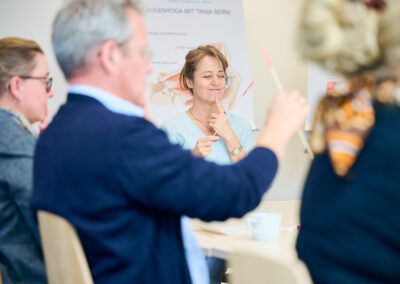 Tanja Berni, Augen-Yoga-Trainerin während eines Augenyoga-Kurses für ein Unternehmen im Rahmen des Betrieblichen Gesundheitsmanagements (BGM)