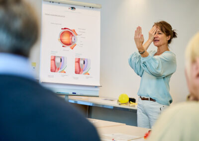 Tanja Berni, Augen-Yoga-Trainerin während eines Augenyoga-Kurses für ein Unternehmen im Rahmen des Betrieblichen Gesundheitsmanagements (BGM)