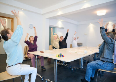 Tanja Berni, Augen-Yoga-Trainerin während eines Augenyoga-Kurses für ein Unternehmen im Rahmen des Betrieblichen Gesundheitsmanagements (BGM)
