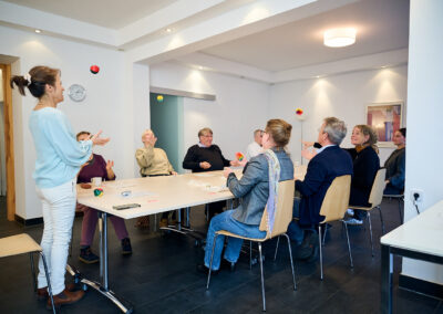 Tanja Berni, Augen-Yoga-Trainerin während eines Augenyoga-Kurses für ein Unternehmen im Rahmen des Betrieblichen Gesundheitsmanagements (BGM)