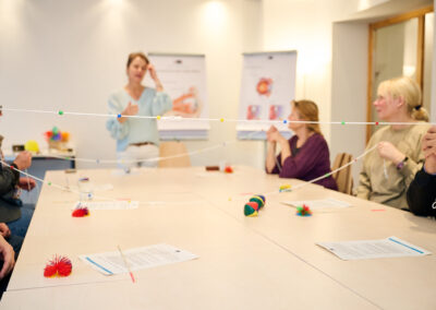 Tanja Berni, Augen-Yoga-Trainerin während eines Augenyoga-Kurses für ein Unternehmen im Rahmen des Betrieblichen Gesundheitsmanagements (BGM)