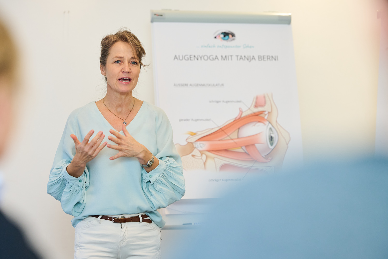 Tanja Berni, Augen-Yoga-Trainerin während eines Augenyoga-Kurses für ein Unternehmen im Rahmen des Betrieblichen Gesundheitsmanagements (BGM)
