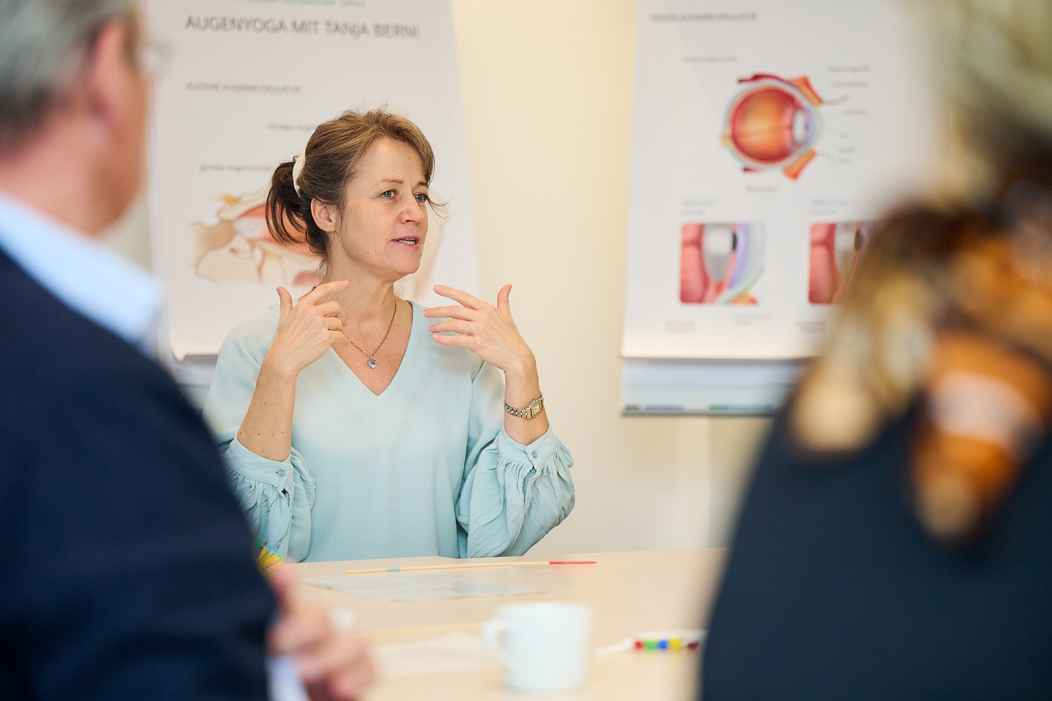 Tanja Berni, Augen-Yoga-Trainerin während eines Augenyoga-Kurses für ein Unternehmen im Rahmen des Betrieblichen Gesundheitsmanagements (BGM)