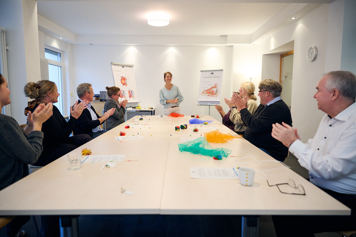 Tanja Berni, Augen-Yoga-Trainerin während eines Augenyoga-Kurses für ein Unternehmen im Rahmen des Betrieblichen Gesundheitsmanagements (BGM)